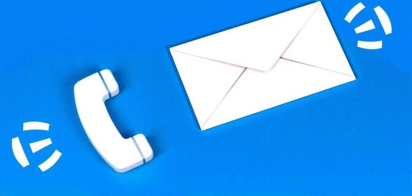 Stylový telefon a ikona obálky na modrém pozadí, symbolizující snadnou komunikaci.